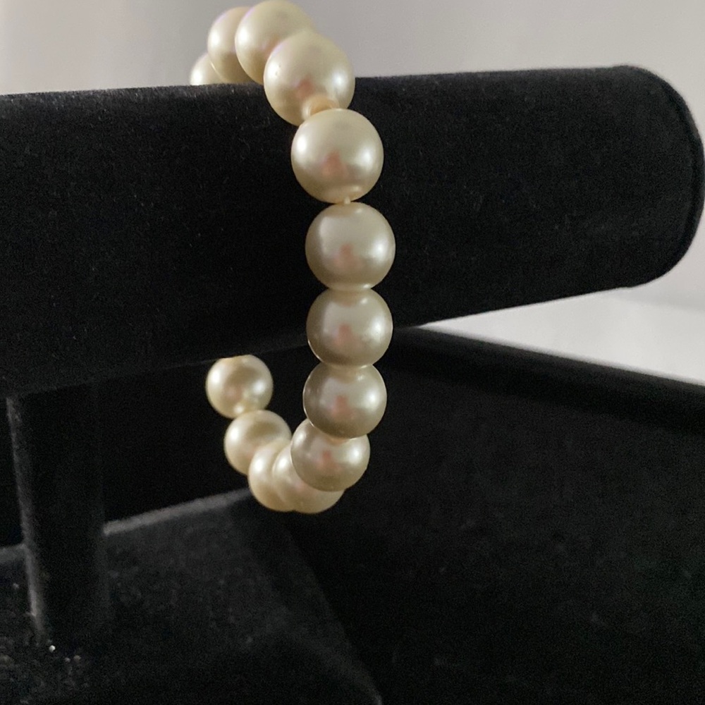 Vintage faux pearls elasticated bracelet. B4